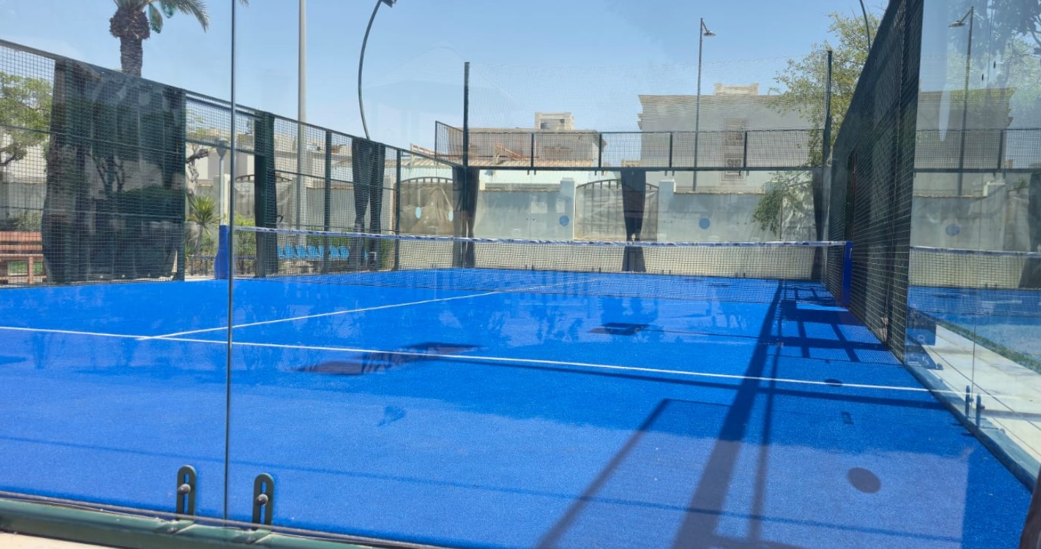 ملعب البادل في النادي الاجتماعي بالمدينة التعليمية